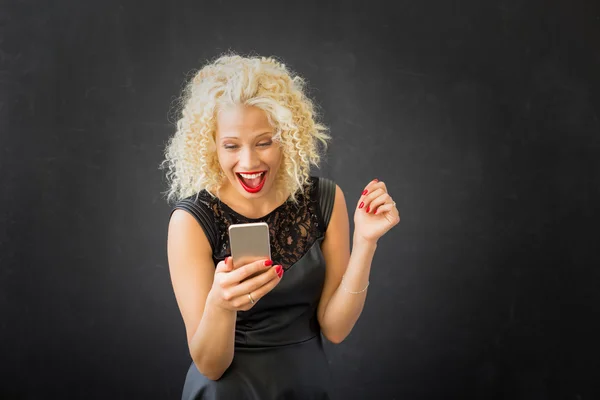 Kobieta SMS-y i chating — Zdjęcie stockowe