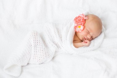 Beyaz battaniye var uyuyan bebek 