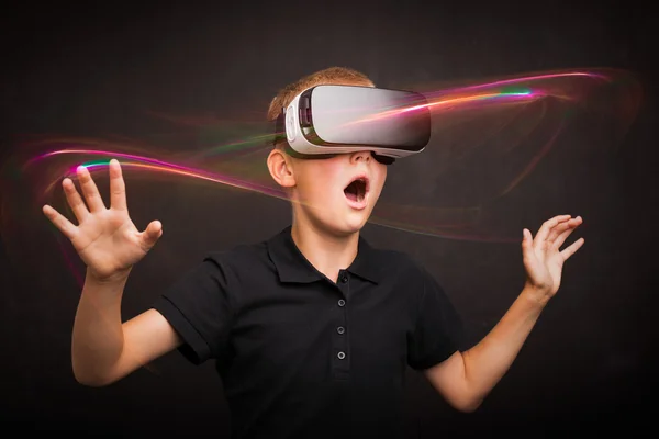Хлопчик відчуває віртуальну реальність — стокове фото