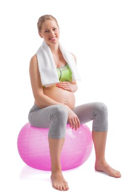 Hamile kadının sağlık topu üzerinde çalışma dışarı