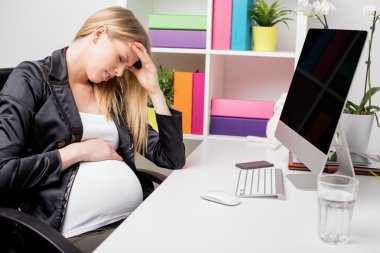 Hamile kadın bir depresyon sahip ofis