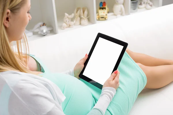 Zwangere vrouw met behulp van leeg scherm tablet — Stockfoto