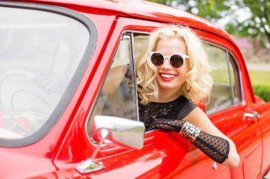 Mutlu kadın arabanın penceresinden dışarı yaslanmış