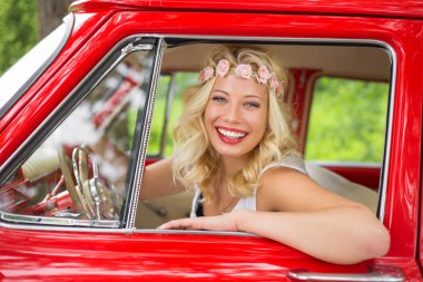 Eski model araba içinde oturan ve gülümseyen kadın portresi