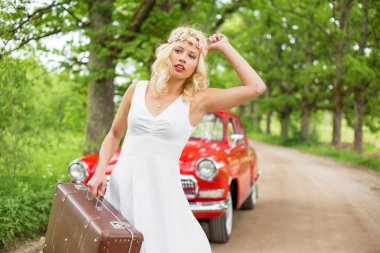 kadın ile kırık araba yardım bekliyor