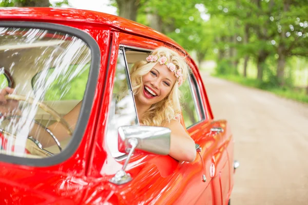 Mulher feliz dirigindo um carro retro — Fotografia de Stock