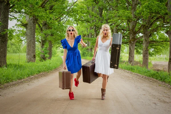 Due donne che corrono con le valigie in mano — Foto Stock