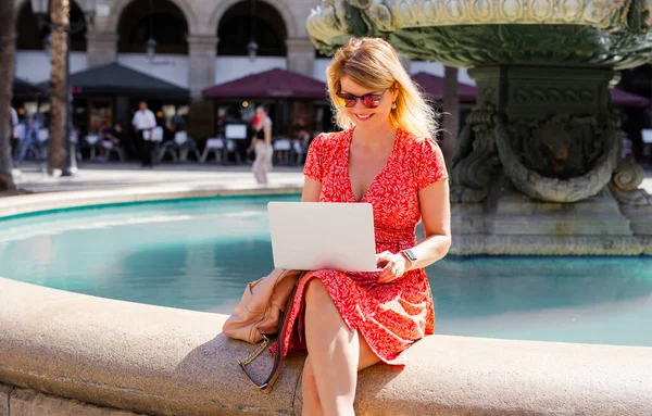 Frau Arbeitet Mit Laptop Freien Der Stadt — Stockfoto