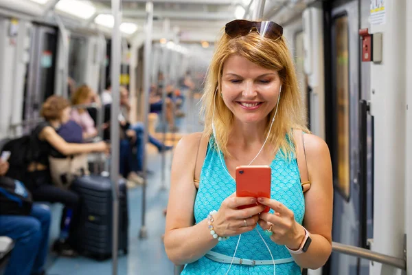 Mulher Andando Metro Trem Usando Telefone Celular — Fotografia de Stock