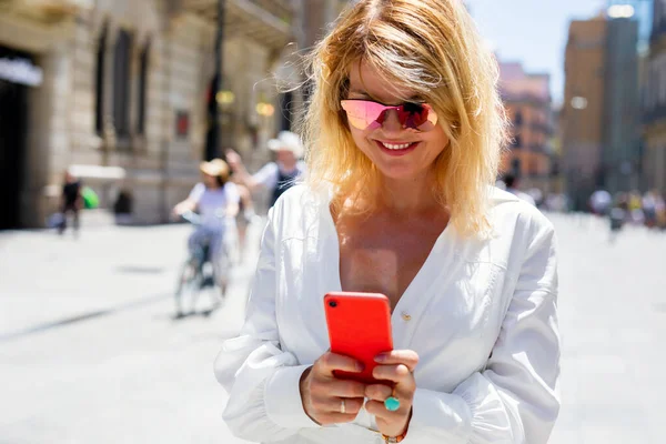 Frau Meldet Sich Handy Freien — Stockfoto