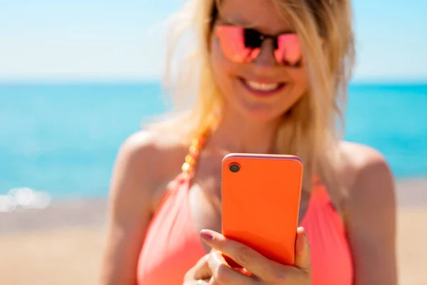 Frau Mit Handy Strand Heißen Sommertagen — Stockfoto