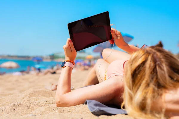 Жінка Використовує Планшет Розслабляючись Пляжі Спекотний Літній День — стокове фото
