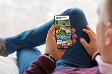 Sosyal medyada bir adamın fotoğraf galerisini görmesi