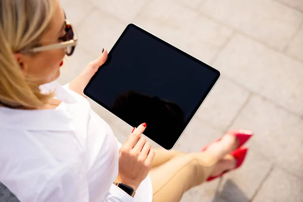 Vrouw Die Tablet Buiten Gebruikt Van Bovenaf Bekijken — Stockfoto