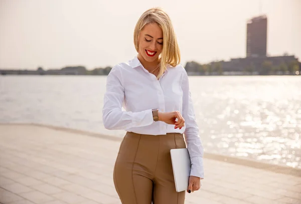 Mujer Negocios Mirando Reloj Aire Libre Ciudad —  Fotos de Stock