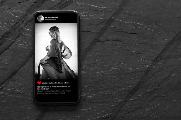 Черно Белое Фото Красивой Модели Мобильном Телефоне — стоковое фото