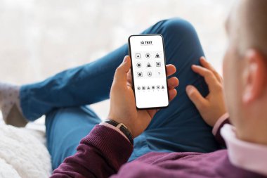 Cep telefonunda IQ testi yapan adam