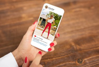 Moda ve şık bir kadının cep telefonuyla çekilmiş fotoğrafı.