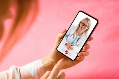 Cep telefonundan doktorla görüntülü konuşma