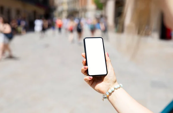Жінка Тримає Мобільний Телефон Порожнім Порожнім Екраном Руці Зовні — стокове фото