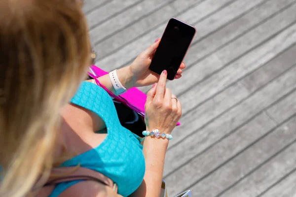 Жінка Використовує Мобільний Телефон Знятий Зверху — стокове фото