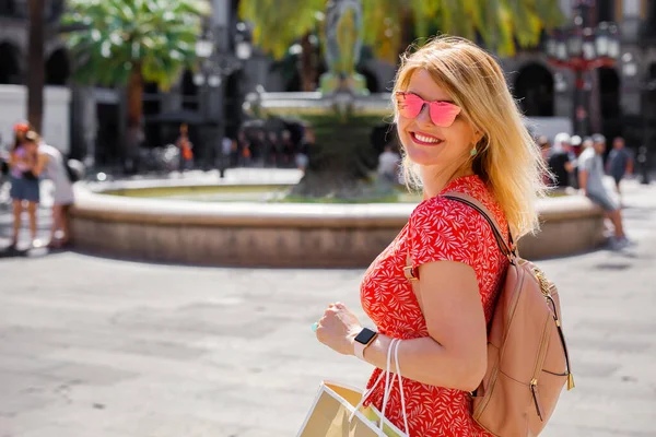 Donna Allegra Che Cammina Città Con Shopping Bag Portata Mano — Foto Stock