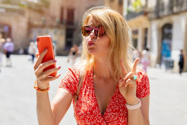 Женщина Делает Селфи Фото Посылает Поцелуй Кому Чате Телефон — стоковое фото