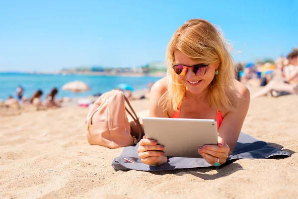 Mulher Usando Computador Tablet Enquanto Relaxa Praia Dia Quente Verão — Fotografia de Stock