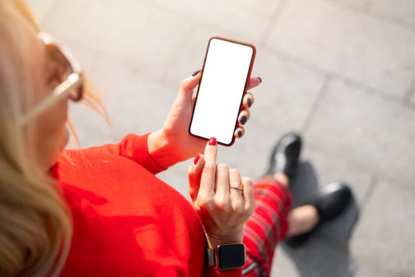 Boş Beyaz Maket Ekranlı Cep Telefonu Kullanan Kadın Yukarıdan Görünüm — Stok fotoğraf