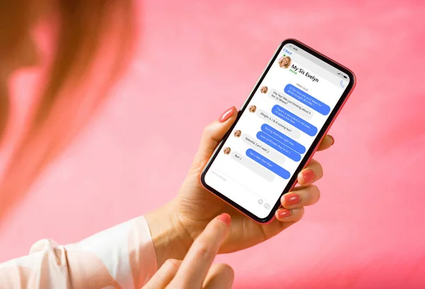 Vrouw Met Behulp Van Messaging App Mobiele Telefoon Mockup Van — Stockfoto