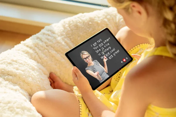 Meisje Dat Thuis Engels Leert Videogesprek Digitale Tablet — Stockfoto