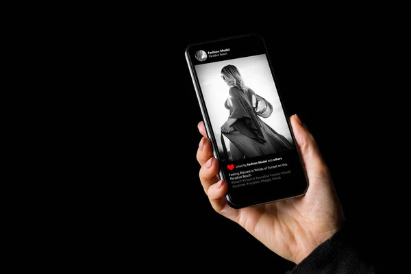 Telefonda Güzel Bir Modelin Sanatsal Siyah Beyaz Fotoğrafı Gösteriliyor — Stok fotoğraf