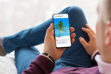 Sosyal medyada yayınlanan güzel fotoğraflara bakan adam.