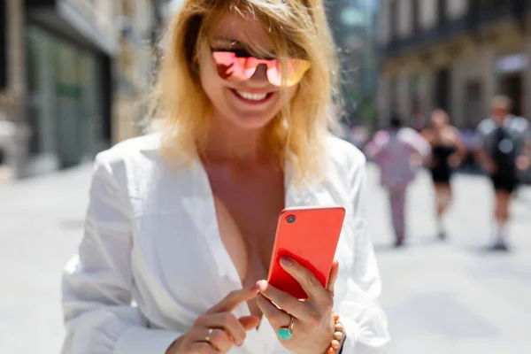 Kvinna Med Mobiltelefon Gatan Fokusera Telefonen — Stockfoto