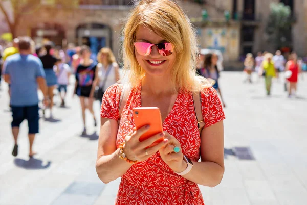 Femme Heureuse Bavarder Avec Quelqu Téléphone — Photo