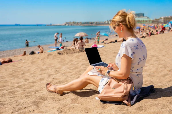 Sıcak Yaz Gününde Sahilde Dizüstü Bilgisayarda Çalışan Bir Kadın — Stok fotoğraf