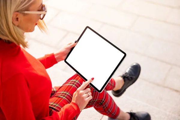 Mockup Leeg Scherm Van Tablet Computer Gebruikt Door Vrouw — Stockfoto