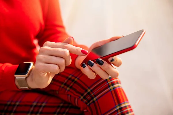 Vrouw Die Moderne Tech Apparaten Gebruikt — Stockfoto