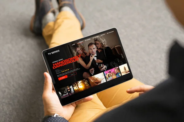 Mann Sucht Serien Und Filme Über Streaming Dienst Auf Seinem — Stockfoto