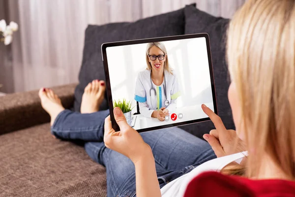 Mujer Hablando Con Médico Videollamada Tableta —  Fotos de Stock