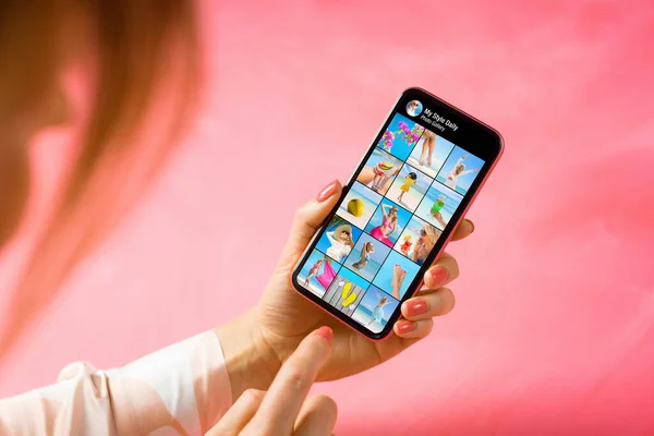 Mulher Segurando Telefone Mão Navegando Olhando Para Galeria Fotos Outra — Fotografia de Stock