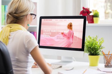 Bilgisayarda kendi web sitesini kuran kadın