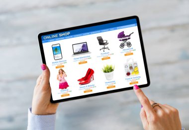 Tablet bilgisayar kullanarak çevrimiçi mağazadan alışveriş yapan kadın