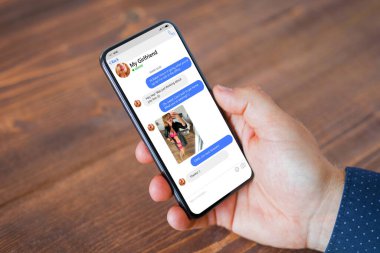 Adam cep telefonuyla kız arkadaşıyla sohbet ediyor.