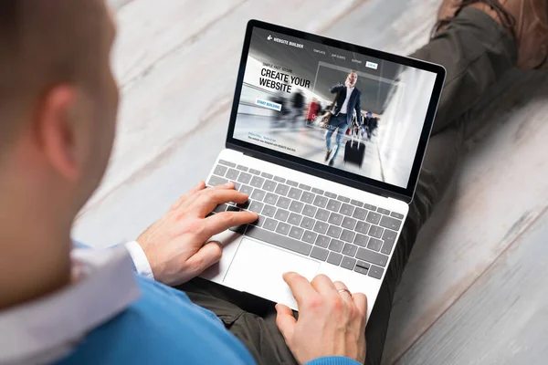 Homem Criando Site Para Seu Negócio Usando Computador Portátil — Fotografia de Stock