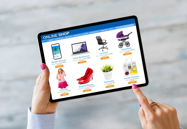 Frau Kauft Mit Tablet Computer Online Shop Ein — Stockfoto