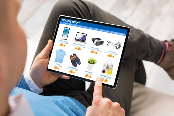 Man Winkelen Bij Online Winkel Zijn Tablet Computer — Stockfoto