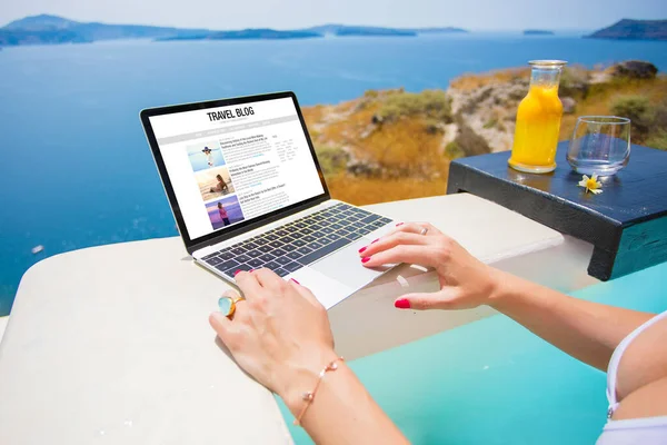 Blogger Writing Blogs Her Travel Experience — Stock Photo, Image