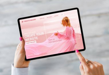 Kadın web sitesini tablet bilgisayara kuruyor