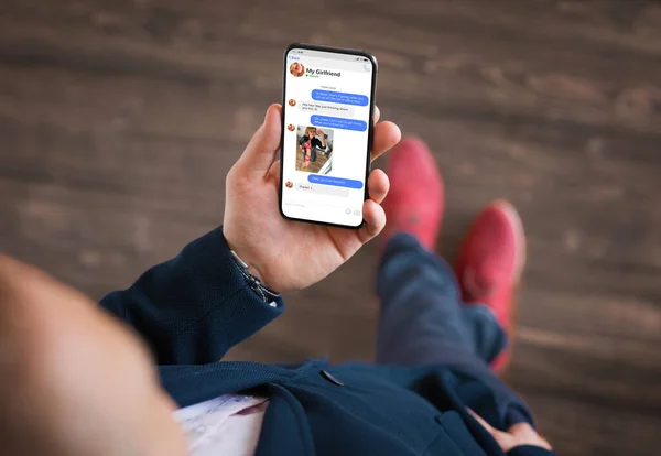 Man Wisselt Mooie Berichten Uit Met Zijn Vriendin Aan Telefoon — Stockfoto